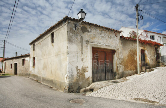 1150 | House, with wine press and plot, 10 minutes from Areia Branca Beach, Miragaia, Lourinhã