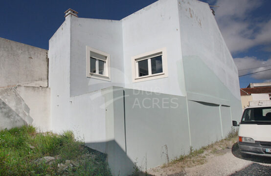 3045 | Urban plot, 10 minutes from the beach, close to commerce and services, Atouguia da Baleia